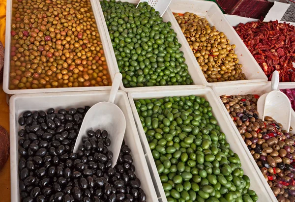 Surtido Aceitunas Saladas Conservadas Salmuera Escabeche Mercado Italiano — Foto de Stock