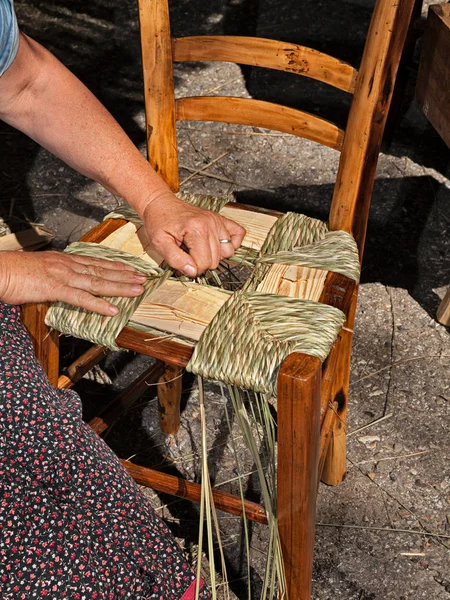 Ιταλική Παραδοσιακή Χειροτεχνία Γυναίκα Κάνοντας Ένα Ψάθινο Κάθισμα Για Ξύλινη — Φωτογραφία Αρχείου