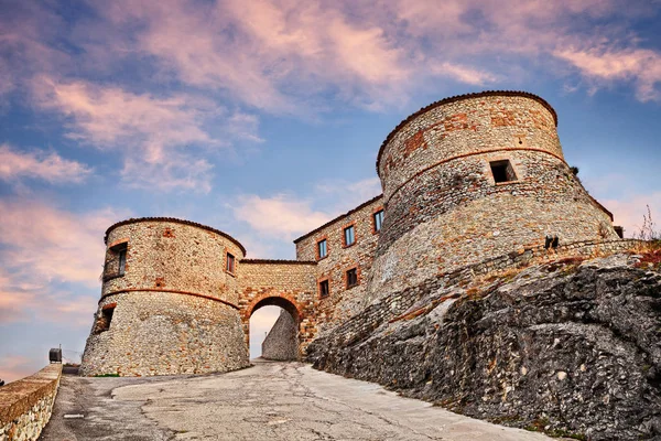 古代イタリアの城の丘の上の中世の要塞の Torriana リミニ イタリア エミリア ロマーニャ州 入り口 — ストック写真