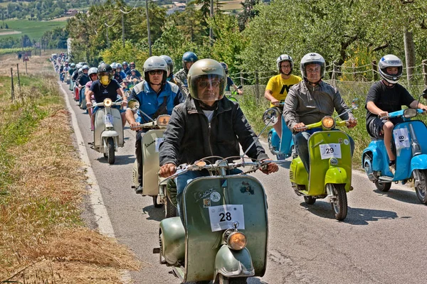 Group Bikers Riding Vintage Italian Scooters Vespa Lambretta Motorcycle Rally — Stock Photo, Image