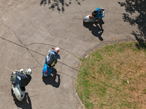 バイカーの集会 Raduno ベスパ ランブレッタ の間に 2015 日フォルリンポポリ イタリアでビンテージ スクーター ベスパに乗って — ストック写真