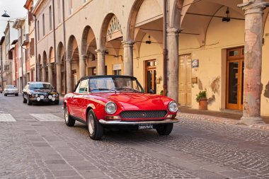 Vintage Fiat 124 spor örümcek klasik otomobil Rallisi 