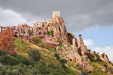 Craco, Matera, Basilicata, İtalya: doğal afetler nedeniyle terk edildi ve şimdi bir turistik ve filme bir yerde hayalet kasaba görünümünü