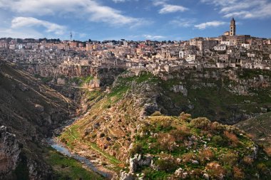 Matera, Basilicata, İtalya: peyzaj üzerinde derin uçurumu tüf kayaya oyulmuş evler ile pitoresk eski şehir (sassi di Matera)