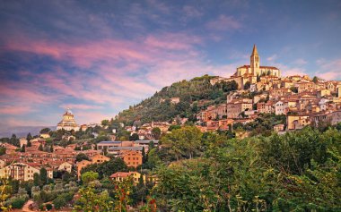 Todi, Perugia, Umbria, İtalya: Ortaçağ hill kasabasının şafakta manzara