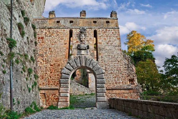 意大利托斯卡纳格罗塞托的索拉诺 意大利托斯卡纳的古城大门 Porta Dei Merli 在老城区入口处 穿着科西莫 梅奇的徽章 — 图库照片