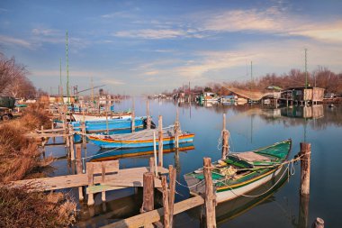 Ravenna, Emilia Romagna, İtalya: Manzara Doğa rezerv Po Delta Park küçük tekne ile sulak ve nehir balıkçı kulübeleri