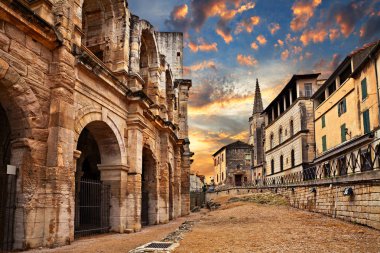 Arles, Fransa: Antik Roma Arena, 1. yüzyıl amfitiyatro, en iyi korunmuş antik