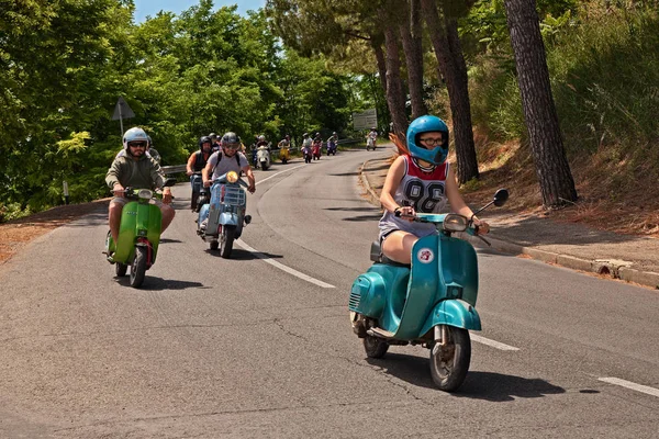 Chica Lidera Grupo Ciclistas Montando Scooter Italiano Vintage Vespa Campo — Foto de Stock