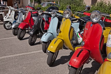 25 Mayıs 2014 yılında Montiano, Fc, İtalya üzerinde klasik motosiklet ralli Vespagiro sırasında satır vintage İtalyan scooter Vespa ve Lambretta Park