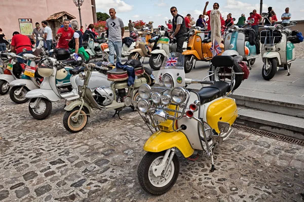 빈티지 이탈리아 스쿠터 헤드라이트 사이드 미러와 Lambretta 움브리아의 Innocenti 에밀리 — 스톡 사진