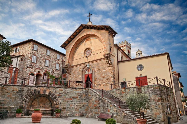 チアンティ シエナ トスカーナ州 イタリア 古代の教会プロポジトゥラ ニコロとトスカーナ中世の町の古い噴水 — ストック写真
