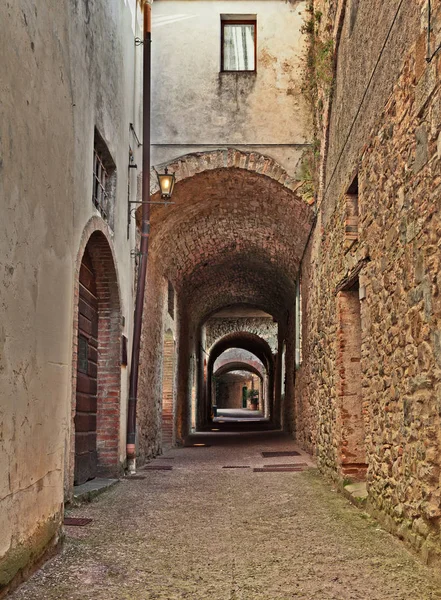 カステッリーナ キャンティ シエナ トスカーナ イタリア Volte 旧市街の中世の狭い路地を介して古代覆われた通り — ストック写真