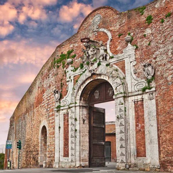 Siena Toskana Italien Das Stadttor Porta Camollia Bei Sonnenuntergang Den — Stockfoto