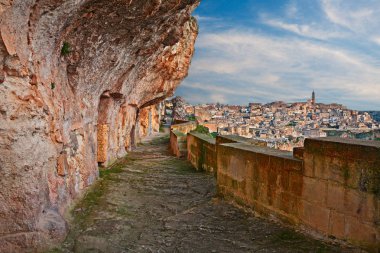Matera, Basilicata, İtalya: sokak kayaya eski mağara evler eski İtalyan şehir ile Avrupa Kültür 2019 başkenti oyulmuş