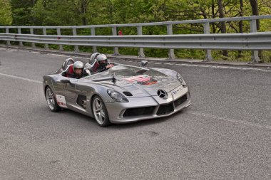 supercar Mercedes-Benz Slr Mclaren Stirling Moss seyahat tarihi İtalyan yarışta Mille Miglia 18 Mayıs 2013 Passo della Futa (Fi) İtalya'da