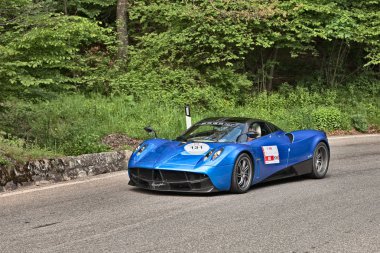 spor araba Pagani Huayra seyahat tarihi İtalyan yarışta Mille Miglia 18 Mayıs 2013 Passo della Futa (Fi) İtalya'da