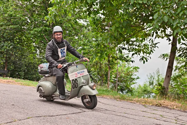 Biker Sella Uno Scooter Italiano Epoca Vespa Piaggio Nel Rally — Foto Stock