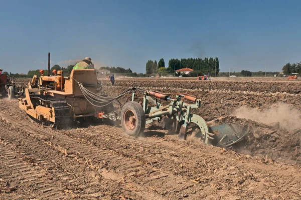 Фермер Вспахивает Поле Старом Тракторе Fiat Плуге Время Ярмарки Rombi — стоковое фото