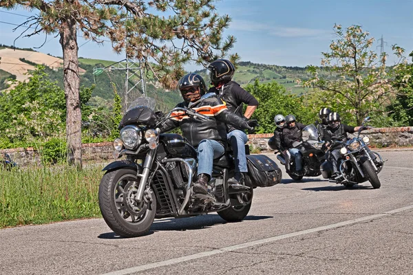 Biker Mit Amerikanischen Bike Harley Davidson Auf Den Italienischen Hügeln — Stockfoto