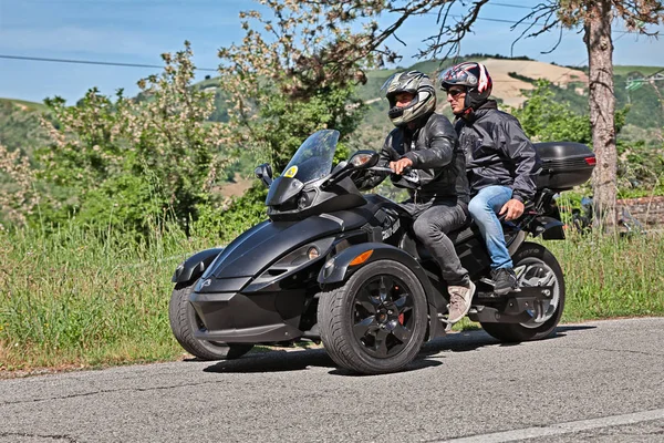 骑自行车骑三轮车 Brp Can Spyder 跑车在摩托车集会 Mototagliatella 于2015年5月10日在意大利普雷达皮奥 — 图库照片