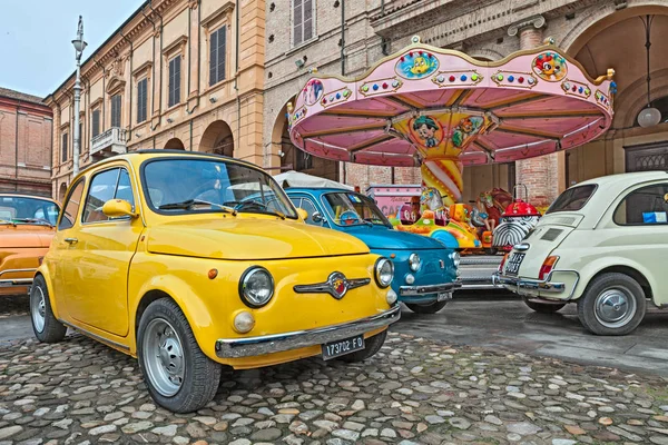 Rocznika Samochodu Włoski Fiat 500 Abarth Pobliżu Karuzelowych Classic Car — Zdjęcie stockowe