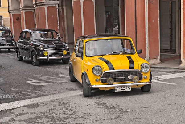 Carro Britânico Vintage Mini Cooper 1300 Carros Clássicos Rali Durante — Fotografia de Stock