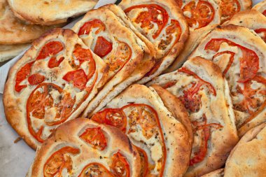 İtalyan yemeği: geleneksel focaccia (schiacciata Toskana) ile domates, zeytin yağı, İtalya'da çok popüler olan bir düz fırında ekmek ürün. Pizza hamurları ama daha yumuşak ve kalın ve sık sık baharatlar ve sebzeler eklenmesi ile benzer