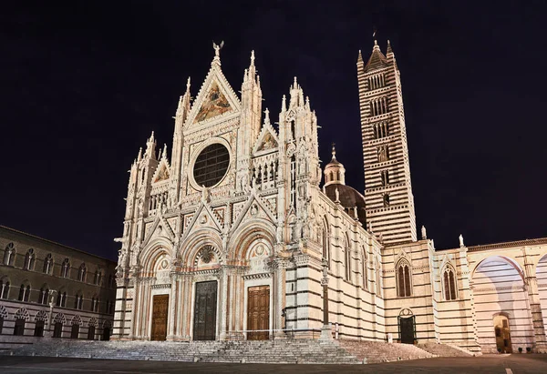 シエナ トスカーナ イタリア 夜の有名な大聖堂 貴重な大理石がローマ ゴシック様式で建てられた素晴らしい中世の教会 — ストック写真