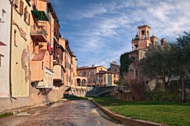 Modigliana, Forli Cesena, Emilia-Romagna, İtalya: Kanal ve eski ev ile eski şehir peyzaj