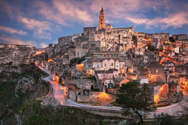 Matera, Basilicata, İtalya: Sassi şehrin kültür 2019 Avrupa başkenti olarak adlandırılan pitoresk kent günbatımında manzara