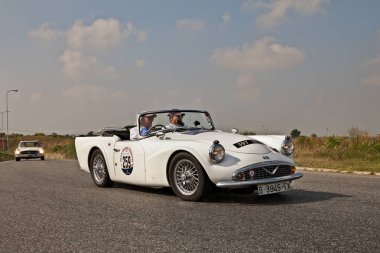 Eski model İngiliz spor araba Daimler 250 Sp (1963) klasik otomobil yarışı Gran Premio Nuvolari üzerinde 16 Eylül 2018 Ca di lugo, Ra, Ital