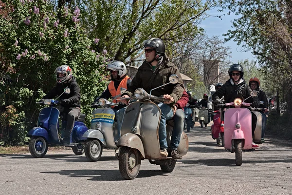 Grupo Motociclistas Montando Scooters Italianos Vintage Vespa Lambretta Rali Motocicleta — Fotografia de Stock