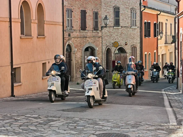 Ομάδα Ποδηλάτες Ιππασίας Vintage Ιταλική Σκούτερ Vespa Και Lambretta Μοτοσικλέτα — Φωτογραφία Αρχείου