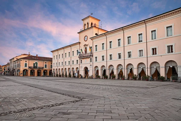 意大利艾米利亚 罗马涅大区的 Cervia Ravena 建于1712的古老市政厅 建于亚得里亚海海岸的小镇主广场上 — 图库照片
