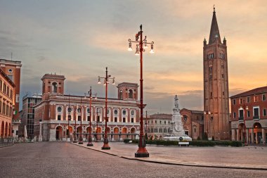 Forli, Emilia-Romagna, İtalya: kare Aurelio Saffi abbey San Mercuriale ve postane binası ile