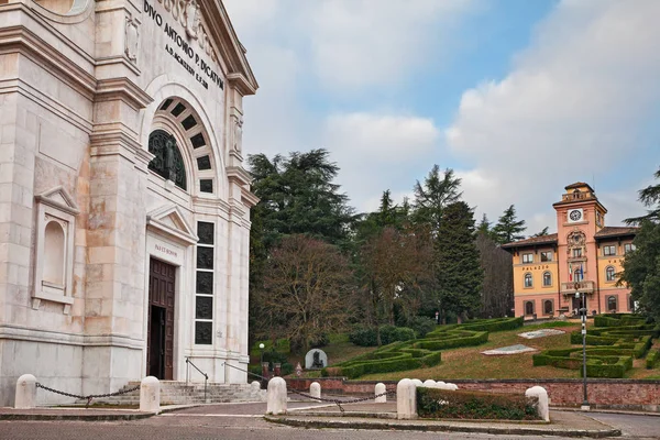 Predappio, Emilia-Romagna, Italië: de kerk en het oude stadhuis Palazzo Varano — Stockfoto