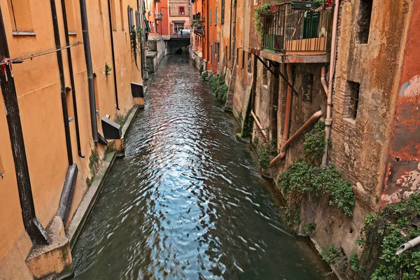 Bologna, Emilia-Romagna, Italy: the ancient Canale delle Moline, a canal that served to operate the water mill — Stock Photo, Image