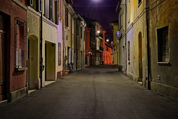 Street at night in the old town of an Italian city — Stock Photo, Image