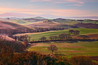 Val d 'Orcia, Siena, Toskana, Italya: gündoğumu kırsal peyzaj