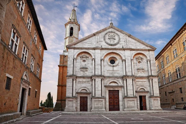 Pienza, Siena, Toscana, Italien: den gamla katedralen i det stora torget — Stockfoto