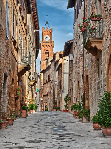 Pienza, Siena, Toscana, Itália: a pitoresca rua principal da cidade — Fotografia de Stock
