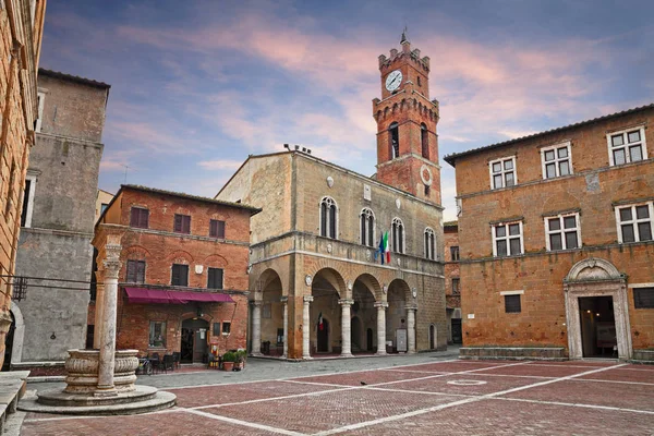 Pienza, Siena, Toscana, Italia: la plaza principal con el antiguo ayuntamiento —  Fotos de Stock