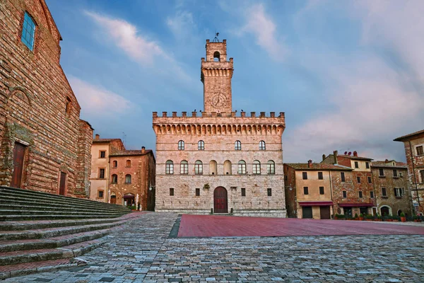 蒙特普尔恰诺，锡耶纳，托斯卡纳，意大利：与中世纪市政厅的主要广场 — 图库照片