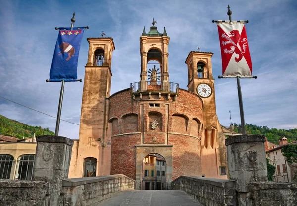 Modigliana, Forli-Cesena, Emilia-Romagna, Itália: o antigo edifício chamado La Tribuna — Fotografia de Stock