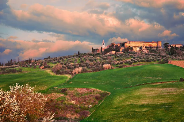 Pienza, Siena, Toskania, Włochy: krajobraz o świcie starożytnego wzgórza miasta — Zdjęcie stockowe