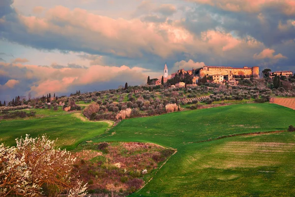 Pienza, Siena, Toskana, Italien: Landschaft im Morgengrauen der antiken Hügelstadt — Stockfoto