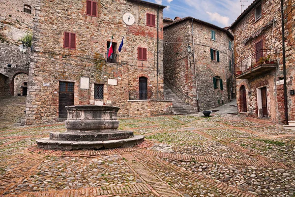 Castiglione d 'Orcia, Siena, Toscana, Italia: la antigua plaza con un pozo del siglo XVI — Foto de Stock