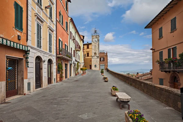 Chianciano Terme, Siena, Toscana, Italia: calle panorámica en el casco antiguo — Foto de Stock