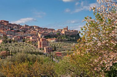 Chianciano Terme, Siena, Toskana, İtalya: antik tepe şehrinin ilkbaharında manzara